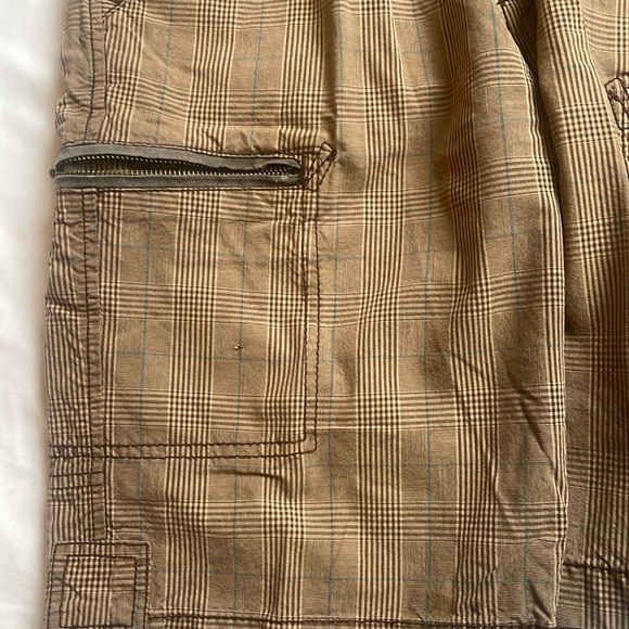 GUESS CARGO SHORTS - Picture 12 of 15